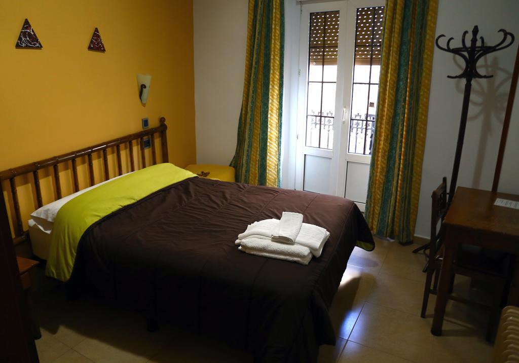 Hostal Muralla Пласенсия Екстериор снимка