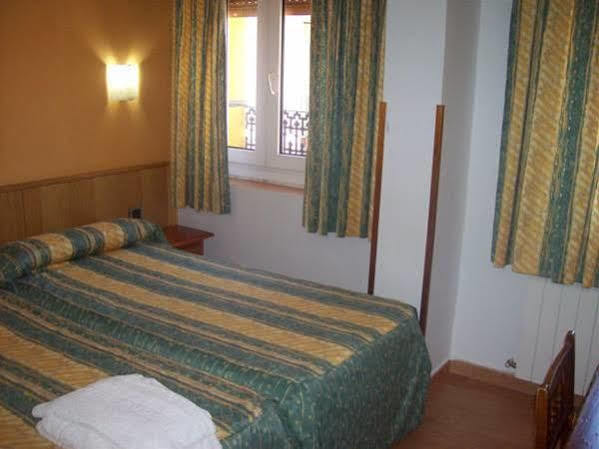 Hostal Muralla Пласенсия Екстериор снимка